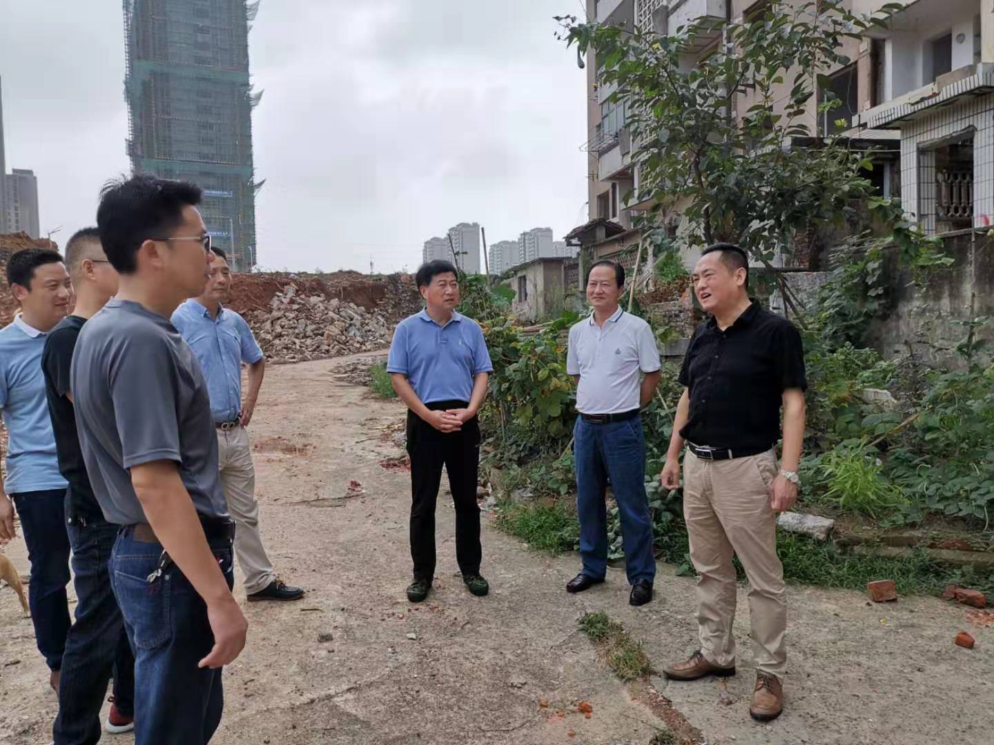 為加快方家沖、造紙廠和桂花園新安置區(qū)建設(shè)，2019年9月5日下，市城建集團總經(jīng)理衛(wèi)民陪同市政府副秘書長劉陳寅深入項目建設(shè)現(xiàn)場，調(diào)度推進安置區(qū)征遷工作.jpg