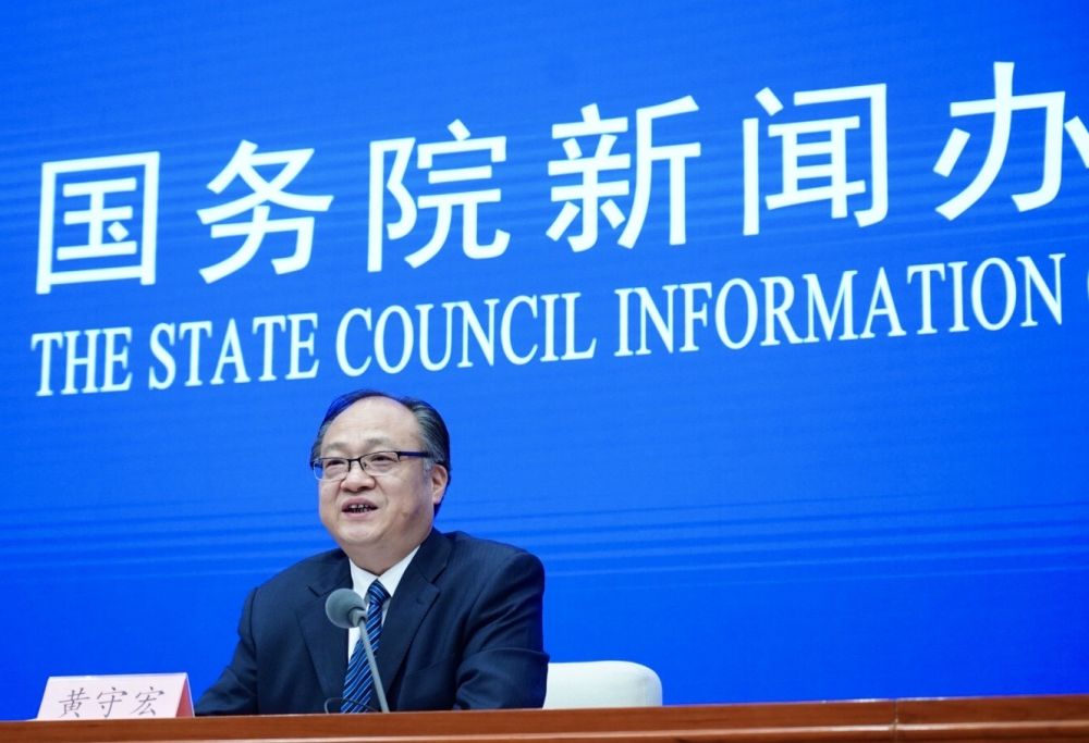 5月22日，國務(wù)院新聞辦邀請政府工作報告起草組負(fù)責(zé)人、國務(wù)院研究室主任黃守宏解讀政府工作報告有關(guān)情況。新華社記者　陳建力　攝