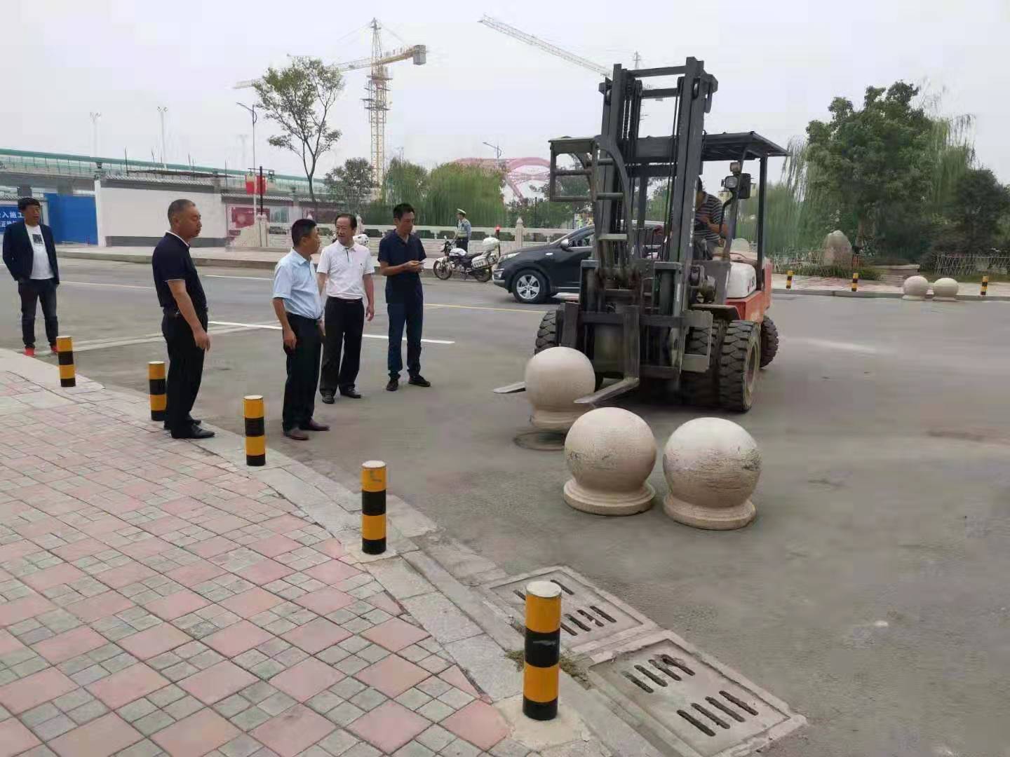 為向新中國成立七十周年獻(xiàn)禮，市城建集團(tuán)攻堅(jiān)克難，實(shí)現(xiàn)了北門棚改區(qū)域民生路10月1日零時(shí)順利通車。國慶假期，市城建集團(tuán)堅(jiān)持做好一線工作，在與交警部門共同做好民生路通車保障工作外，抓細(xì)節(jié)，抓落實(shí)，確保其他各項(xiàng)工作有序推進(jìn)。.jpg