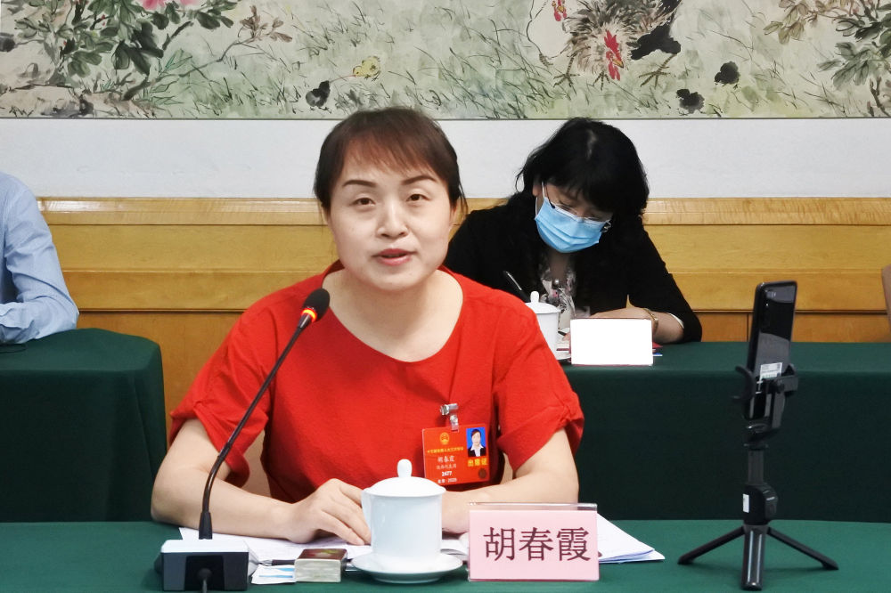 5月23日，全國人大代表胡春霞在參加分組審議政府工作報告時發(fā)言。新華社記者　吳雨　攝